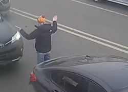 Реакции девушки из BMW — бесценна: мемное ДТП в центре Волгограда попало на видео 