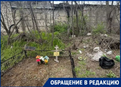 «Могилки братьев превратились в свалку»: замусоренное кладбище показала волгоградка на Радоницу