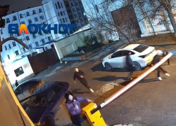 Толпа подростков выломала шлагбаум в центре Волгограда