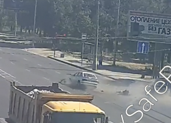 В Волгограде пассажир вылетел из ВАЗа во время ДТП