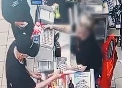 Ворующая деньги из кассы продавщица попала на видео в Волгограде