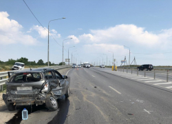 Муж и жена пострадали в лобовом ДТП с КамАЗ в Волгограде: видео