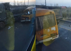 Школьный автобус попал в ДТП на выезде из Волгограда 