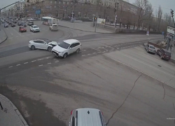 «Сбил как кеглю»: эпичный удар Mitsubishi на Комсомольской в Волгограде попал на видео