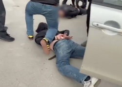 Силовики уложили лицом в асфальт троих волгоградцев: видео 