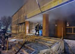 Прыгнула со второго этажа: в Волгограде при пожаре 56-й школы пострадала женщина