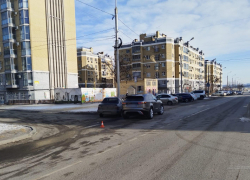 Возле элитного ЖК Range Rover протаранил легковушку в Волгограде