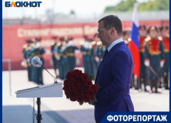 Патриотическими баннерами закрыли неприглядное: фоторепортаж экспресс-визита Дмитрия Медведева в Волгоград