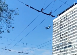 Низкий пролет самолета сняли над центром Волгограда 