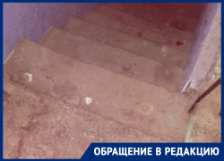 «Просто хамы»: волгоградка не может добиться от управляющей компании обещанной властями уборки подъезда