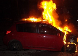 Nissan March выгорел дотла на западе Волгограда