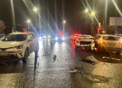 Тройное ДТП у Мамаева кургана попало на видео в Волгограде