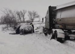 Китайский кроссовер в лоб протаранил фуру под Волгоградом: погибла женщина 
