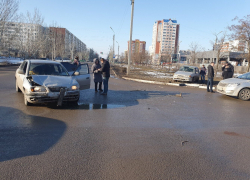 В Волжском в аварии на «слепом перекрестке» пострадала девушка