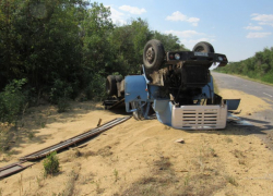 Угонщик опрокинул грузовик с зерном из Волгоградской области