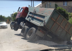 Грузовик из-за дорожных работ свалился в глубокую яму на обочине в Волгограде