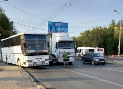 В Волгограде ДТП с автобусом и фурой заблокировало Вторую Продольную