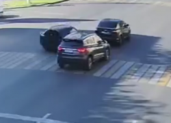 Мощное ДТП у ТЦ попало на видео в Волгограде