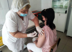 «Никто меня не чипировал, третья нога не выросла»: волгоградцы делятся мнением «за» и «против» о вакцинации от COVID-19