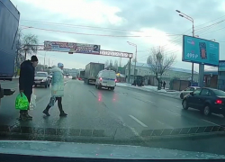 Бессмертные пешеходы попали на видео на месте смертельного наезда в Волгограде