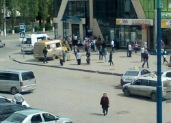 Маршрутка протаранила остановку с людьми в Волжском