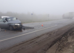 В центре Волгограда иномарка снесла двух пешеходов после столкновения с троллейбусом №15А