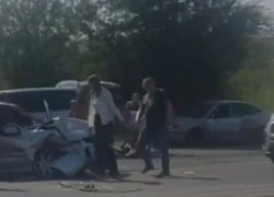 «Людей пытаются достать из раздавленной машины»: о жутком ДТП сообщают очевидцы на юге Волгограда