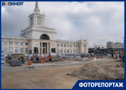 «Так и хочется забить эти гвозди»: частокол из фонарей-штанг взбесил волгоградских эстетов у ж/д вокзала