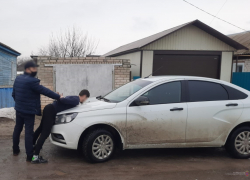 Двое преступников с оружием ворвались в магазин в Волгоградской области: видео задержания