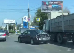 Авария с полуприцепом и Volkswagen перекрыла улицу Елецкую в Волгограде