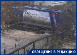 Мусоровоз провалился в яму после концессионных раскопок в Волгограде