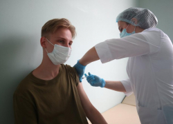 Детей всех возрастов начнут прививать от COVID-19 в Волгограде к концу года