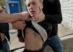 На рынке в Астрахани поймали насильника 15-летней волгоградки, который успел совершить еще одно изнасилование: видео задержания