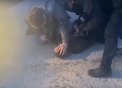 Жесткое задержание волгоградца со свертком запрещенных веществ попало на видео