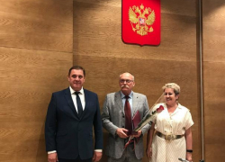 Спикер парламента Волгоградской области Николай Семисотов показался врачам