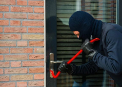 Волгоградец самостоятельно задержал двух воров в своем коттедже