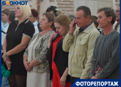 «Он там спас двоих мальчишек»: родным погибших на Украине военных передали награды в Волгограде