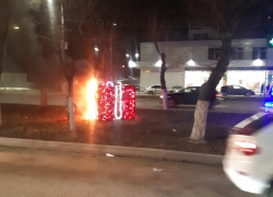 В центре Волгограда сгорела новогодняя инсталляция