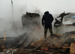 Заставивший спасать людей через окно страшный пожар попал на видео в Волгограде