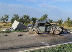 Разворотило машины, погиб человек: появились фото треш-ДТП под Волгоградом