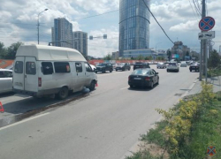 Маршрутка №4 попала в аварию напротив "Волгоград Сити"