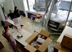 Женщины на Audi протаранили пункт Wildberries в Урюпинске