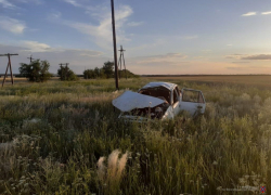 Под Волгоградом машина сорвалась в кювет и перевернулась: водитель умер на месте