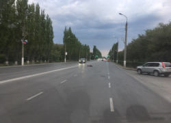 В Волжском мужчина прилег поспать на проезжей части
