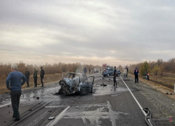Пытался обогнать: водитель Kia врезался в фуру и вылетел на встречку в Волгоградской области