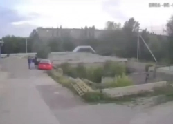 Подростки забросали булыжниками иномарку в гаражном кооперативе под Волгоградом 