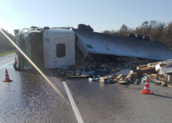 Распотрошенная фура перекрыла трассу в Волгоградской области 