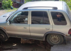 Машина рухнула в коммунальный провал в Волгограде