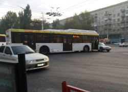 Автобус "Питеравто" протаранил "Ладу" в центре Волгограда