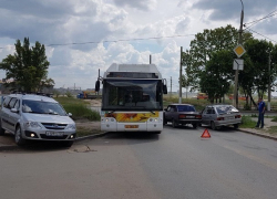 Автобус "Питеравто" не поделил дорогу с легковыми автомобилями в Волгограде